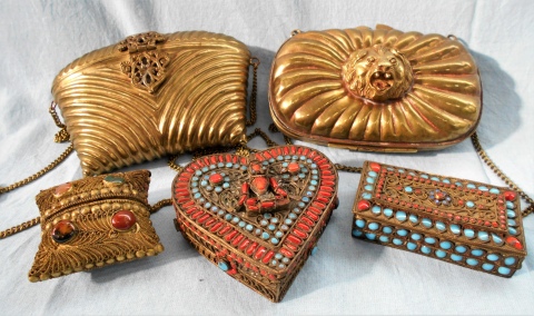 CARTERAS Y DESPOJADORES, de fines del siglo XIX y principios del XX, de bronce, cobre, coral y turquesas, hechas a mano.