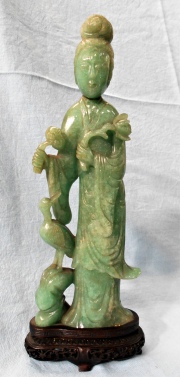 DAMA, figura china de piedra tallada. Con base de madera. Restauro. Alto total: 26 cm.