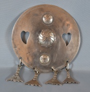 Prendedor de plata. Fin del siglo XIX. Forma de medallón fundido, centro con forma