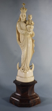 VIRGEN CON NIÑO, escultura de marfil tallado, de pie con corona, restaurada. Alto total: 26 cm.