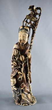 Personaje con Niño, figura china de marfil. Alto: 31, 5 cm.
