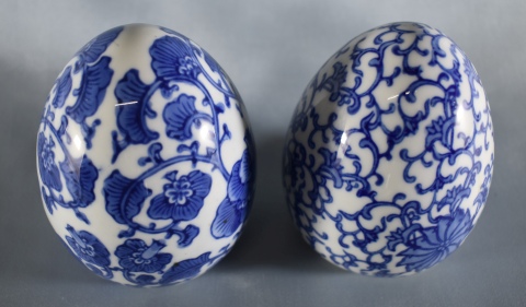 DOS HUEVOS CHINOS. de porcelana blanca con esmalte azul. Alto: 11 cm.