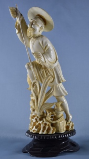 PESCADOR, figura de marfil tallado y calado. Base de madera. Alto total: 24 cm.