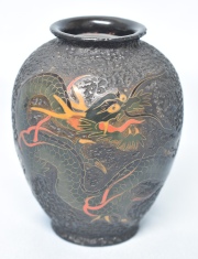 Vaso chino, laca y decoración de dragón. 9,3 cm de alto.