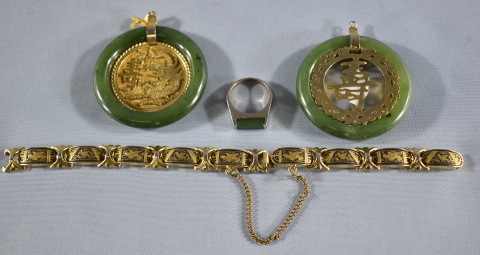 CUATRO PIEZAS, dos colgantes orientales circulares, anillo con piedra y pulsera de bronce.
