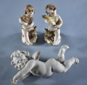 TRES QUERUBINES, figuras de porcelana, dos con marca de Napoli. Averías y restauros. Alto: 10 cm. Largo: 14 cm.