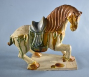CABALLO ESTILO TANG, de cerámica esmaltada. Al dorso sello de origen. Alto: 17 cm.