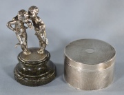 DOS PIEZAS, escultura de bronce plateado representando dos niños bebiendo y caja de metal Christofle.