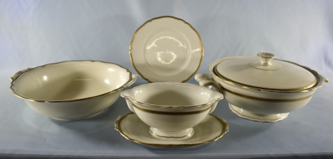 JUEGO DE MESA ZEH SCHERZER, de porcelana alemana de Bavaria, de color crema con bordes dorados. Compuesto por: 12 platos
