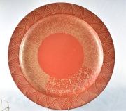 Plato en laca roja japonesa, diámetro 42 cm.