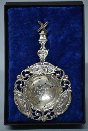 COLADOR PARA TE, de plata holandesa repujada y cincelada. Largo: 12,7 cm. Peso: 20 gr.