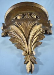 MENSULA, de madera tallada y dorada. Alto: 21 cm.