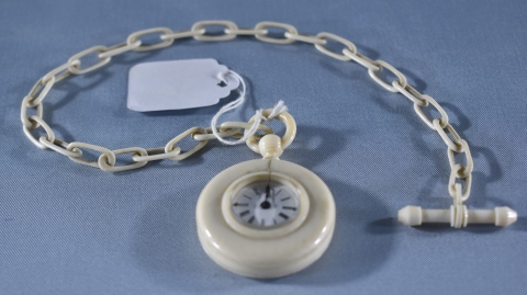 Reloj de bolsillo de marfil, restaurado. Diámetro: 3, 5 cm.