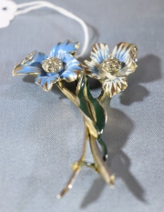 CLIP DE METAL, con dos grandes flores esmaltadas al centro y aplicaciones de piedras de fantasa. Alto: Alto: 7 cm.