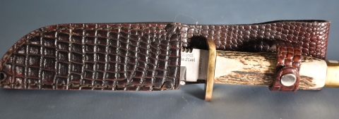 Cuchillo de Caza empuñadura de ciervo y bronce, hoja de acero, vaina de cuero.