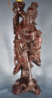 Pescador, Figura china de cerezo. Transformada en lámpara. Alto: 42 cm.