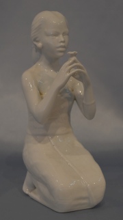 MUJER CON FLOR, figura de porcelana sueca blanca. Alto: 24 cm.