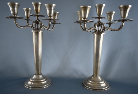 Dos candelabros de plata. Alto: 37 cm. Peso: 2,150 kg.
