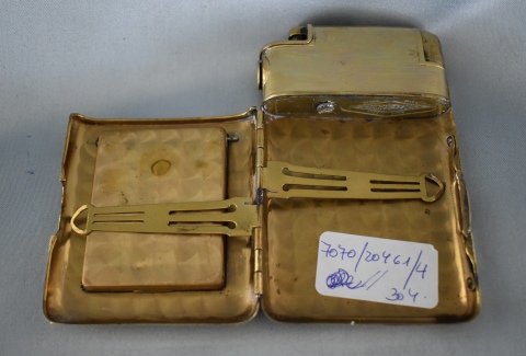 Encendedor - cigarrera, guilloche y esmalte. Alto: 10,5 cm. EEUU, principios siglo XX.