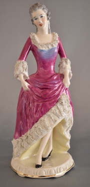 FIGURA FEMENINA de porcelana policromada Staffordshire. Alto: 22 cm.