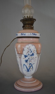 LAMPARA QUINQUE, de opalina blanca y rosa con decoración floral. Con fanal. Alto: 39 cm.
