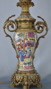 Vaso chino transformado en lámpara, decoración de personajes. Alto: 44 cm.