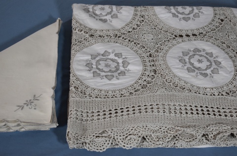 MANTEL, de hilo de algodón tejido y bordado a mano con 12 individuales.
