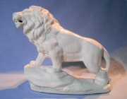 LEON ALFA,  porcelana blanca. Mide 22 cm de altura x 28 cm de largo.