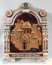 BOX - CAJA, realizada en bronce, metal, piedras y otros materiales, pieza firmada por Frank Meisler, escultor israelit.