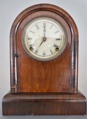 Reloj de mesa, caja de madera, con péndulo y llave.