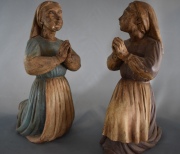 CAMPESINAS ORANTES, dos figuras de madera tallada y patinada.