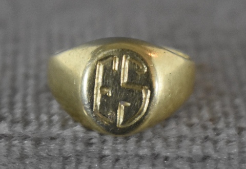 ANILLO DE ORO, con iniciales E.S. Contraste de oro 18 K. Peso: 3 gr. Diámetro: 1,5 gr.