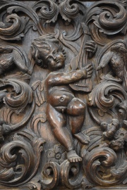 GRAN GABINETE DE ESTILO RENACIMIENTO, de roble y nogal profusamente tallado en altorrelieve con ornamentación de ángeles