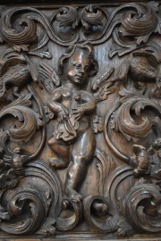 GRAN GABINETE DE ESTILO RENACIMIENTO, de roble y nogal profusamente tallado en altorrelieve con ornamentación de ángeles