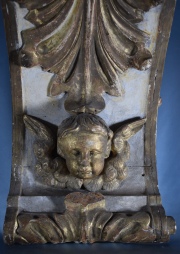 MENSULA BARROCA, de madera tallada y dorada con decoración de gran cabeza de ángel alado, hojas de acanto y roleos