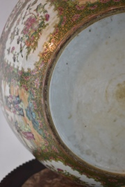 Gran centro porcelana china con pedestal. Alto: 23 cm. Diámetro: 59 cm. Alto pedestal: 51 cm.