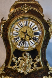 Reloj de estilo Boulle con ménsula. Bronce dorado. Restauro. Alto reloj: 75 cm. Alto ménsula: 27 cm