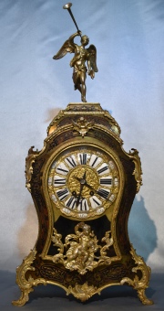 Reloj de estilo Boulle con ménsula. Bronce dorado. Restauro. Alto reloj: 75 cm. Alto ménsula: 27 cm