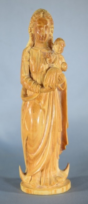 Virgen con nio, talla de marfil.Alto: 18,5 cm.