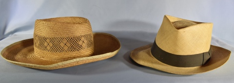 Dos sombreros antiguos; Uno de Gath & Chaves y el otro Norteamericano.