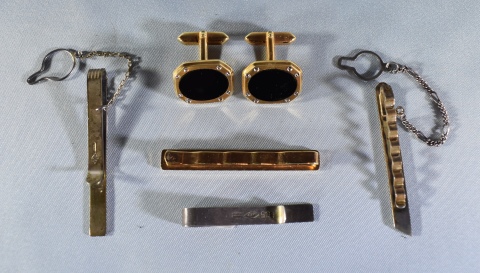Gemelos de metal dorado y 4 sujetas corbatas (3 título 900) Total 6 Piezas.