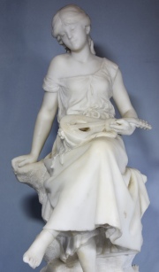 JOVEN SENTADA CON MANDOLINA, escultura de mármol firmada en la base Auguste Moreau. Pie Restaurado. 58 cm.
