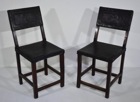 Dos sillas rústicas tapizadas en cuero.