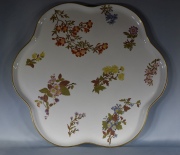 Bandeja ROYAL WORCESTER de porcelana, forma irregular con decoración de flores. Frente: 49,8 cm.