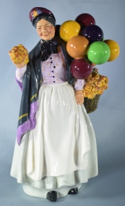 Figura de Mujer con globos, porcelana Biddy Penny Farthing. Royal Doulton. 22 cm.