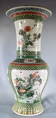 Vaso chino Famille Verte. Alto: 44,3 cm. Diámetro: 20,7 cm.