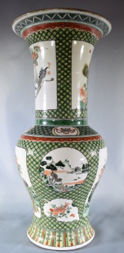 Vaso chino Famille Verte. Alto: 44,3 cm. Diámetro: 20,7 cm.