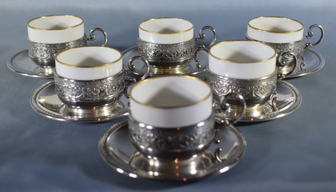 DOCE TAZAS DE CAFE RICHARD GINORI, recipientes de porcelana con montura y platos de plata 800. Peso de plata: 670 gr.