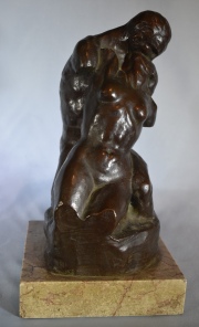Grillo, Juan. El Beso, escultura en bronce. Alto total. 29,5 cm.