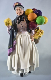 Vendedora de globos, figura de Royal Doulton. Alto: 22,7 cm.